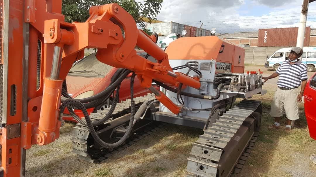 Track-mounted drilling rig